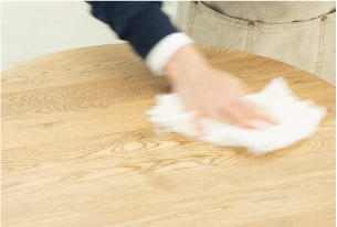 テーブルを乾拭きをする写真