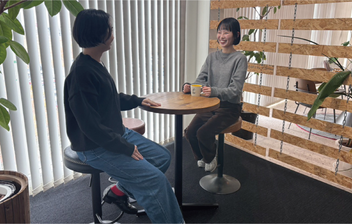 職場で女性スタッフが会話をする様子