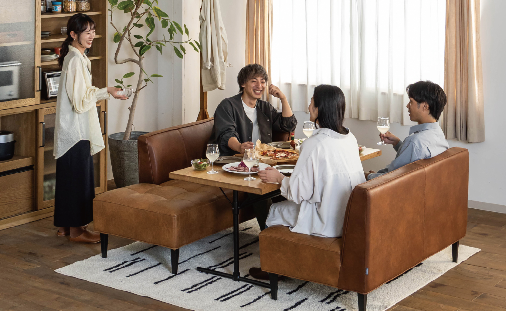 ダイニングソファに座りながら談笑する様子