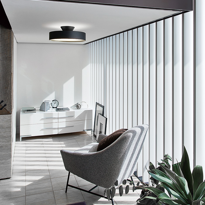 グローLEDライトのあるモダンなリビングの写真