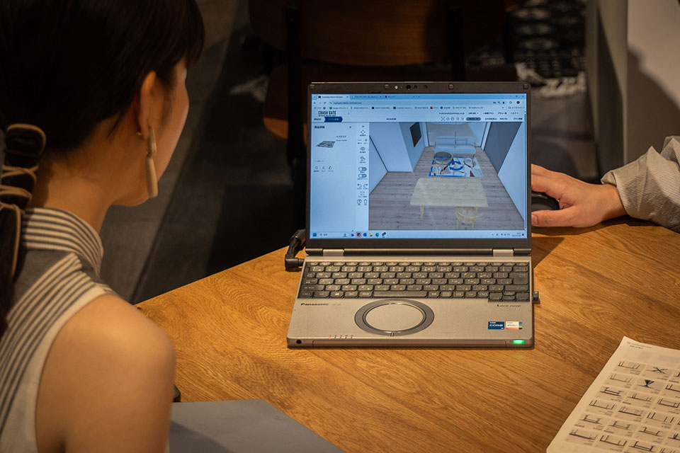 NIKOLIFEがクラッシュゲートのスタッフに3Dシミュレーションで家具をレイアウトしてもらっている様子