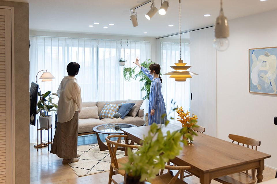 コーディネートが完成した部屋でNIKOLIFEと当選者Yさんが話している様子