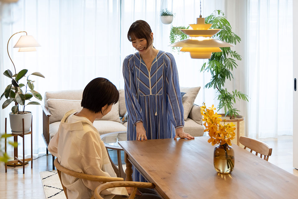 コーディネートが完成した部屋でNIKOLIFEと当選者Yさんが話している様子
