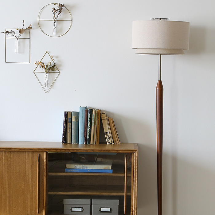 スヴァンテ フロアランプ（スタンドライト）消灯時　シンプルでありながら存在感のあるシルエットを作ります。