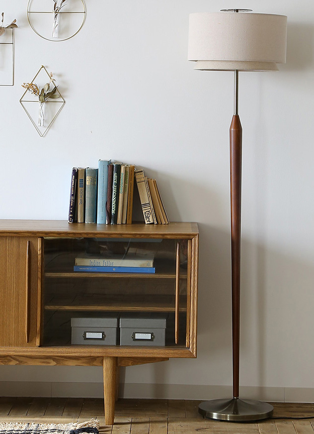 スヴァンテ フロアランプ（スタンドライト）消灯時　シンプルでありながら存在感のあるシルエットを作ります。