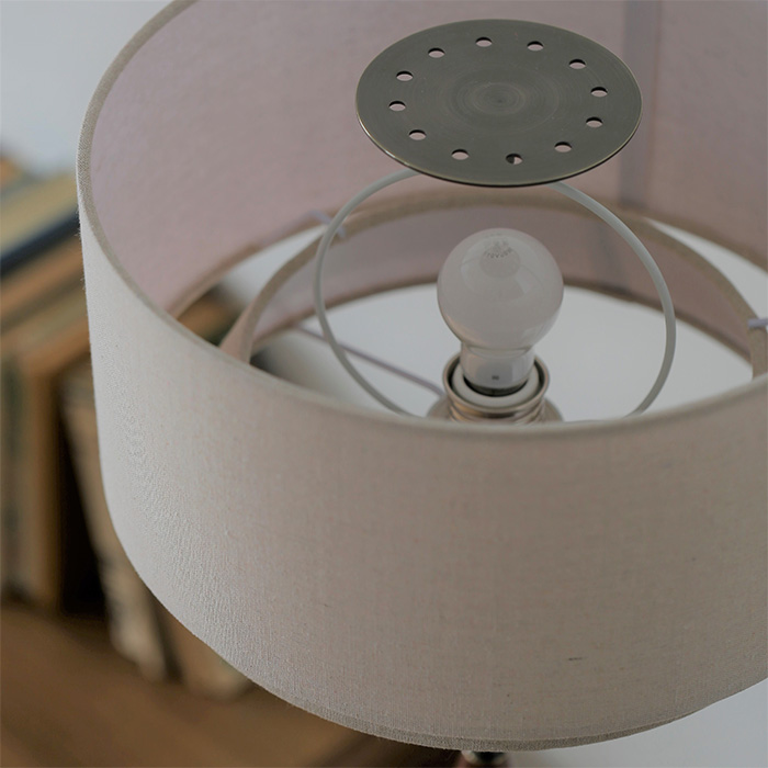 スヴァンテ フロアランプ（スタンドライト）接写　反射板によって光が足元にも届きます。