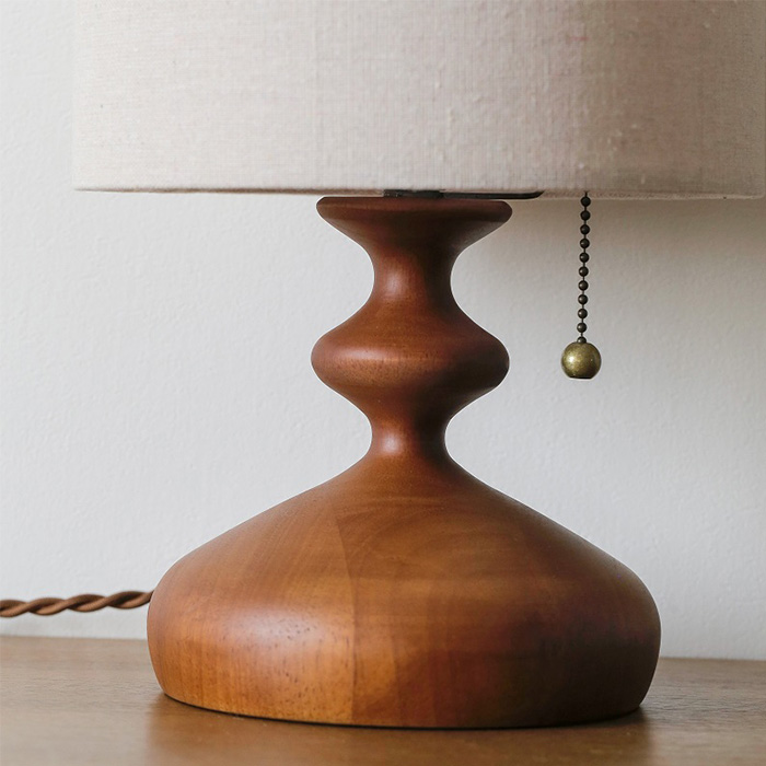 トーヴェ テーブルランプ（ライト）接写　ウッドベースは木を贅沢に使い、滑らかな木の質感が落ち着いたムードを生みだします。