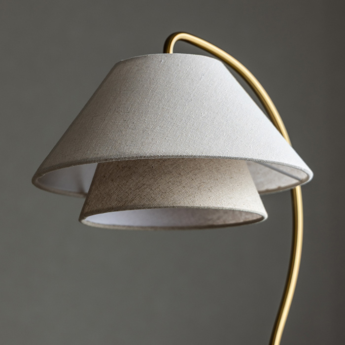 ドレスのようにレイヤードされたシェードと、弧を描く支柱がエレガントな　ネルケ フロアランプ（スタンドライト）消灯時