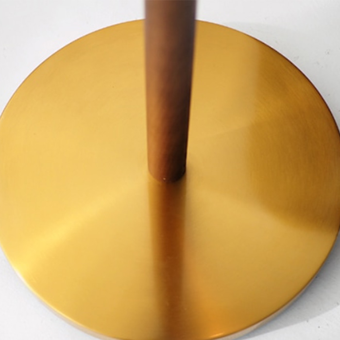 ネルケ フロアランプ（スタンドライト）接写　ベースは支柱の先と同じくゴールドでアクセントを。