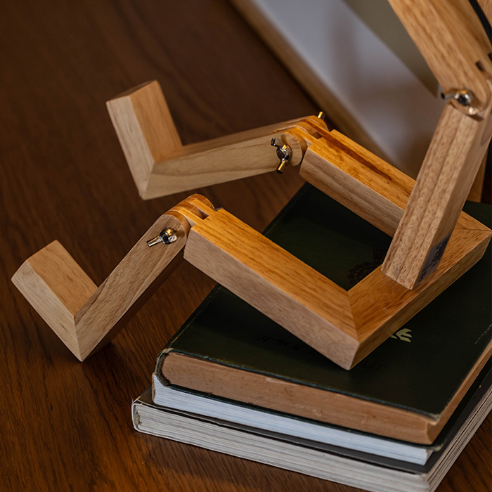 ウッドマン テーブルランプ（ライト）接写　頭や脚の関節をネジで緩めるとポージングを変えることができます。