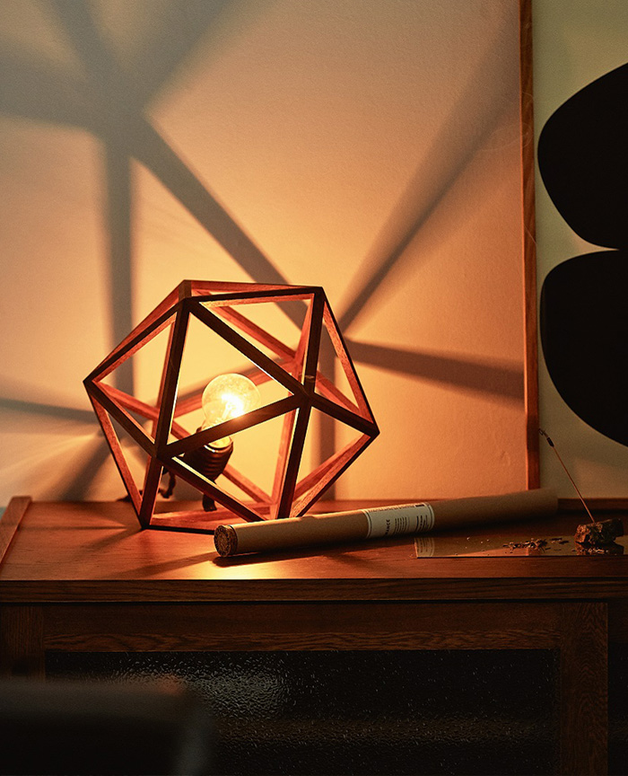 コンフェッティ テーブルランプ（ライト）点灯時　明かりを灯せば、木枠の影が空間を美しく彩ります。