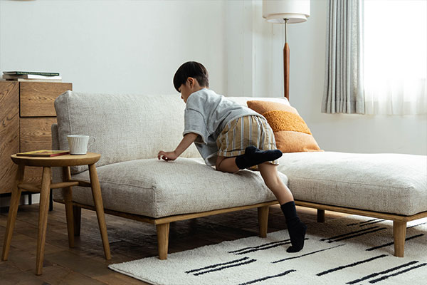 ダイニングソファに座りながら談笑する様子