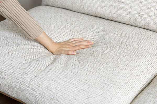 ダイニングソファに座りながら談笑する様子
