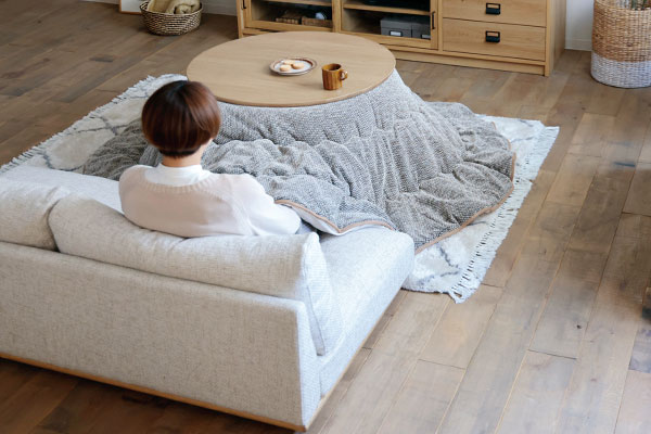 ダイニングソファに座りながら談笑する様子