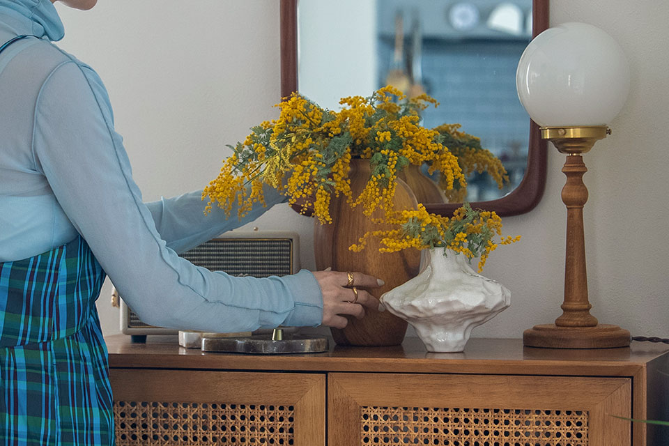 NIKOLIFEさんに学ぶ春の模様替え：花を飾っている画像