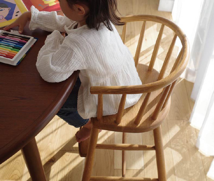 子供がキッズチェアに座る様子