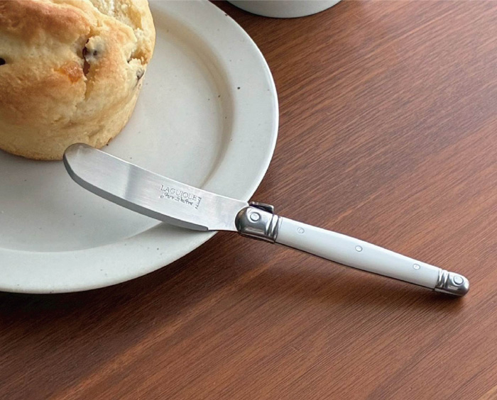 エイシェントポタリーのプレート皿とジャンデュポ バターナイフのある食事の時間