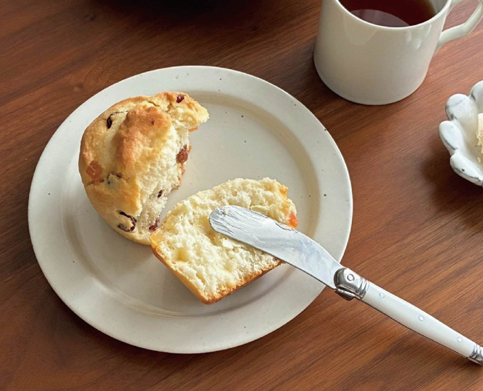 お皿にパンを置いた食卓