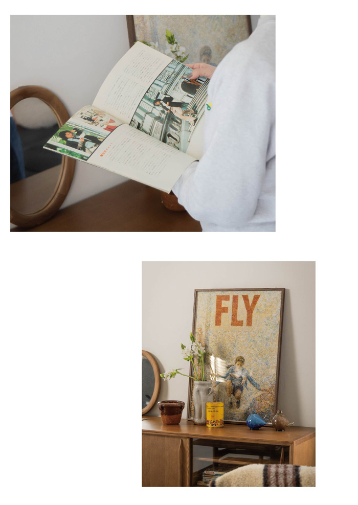 雑誌を読む姿とアートボードの写真