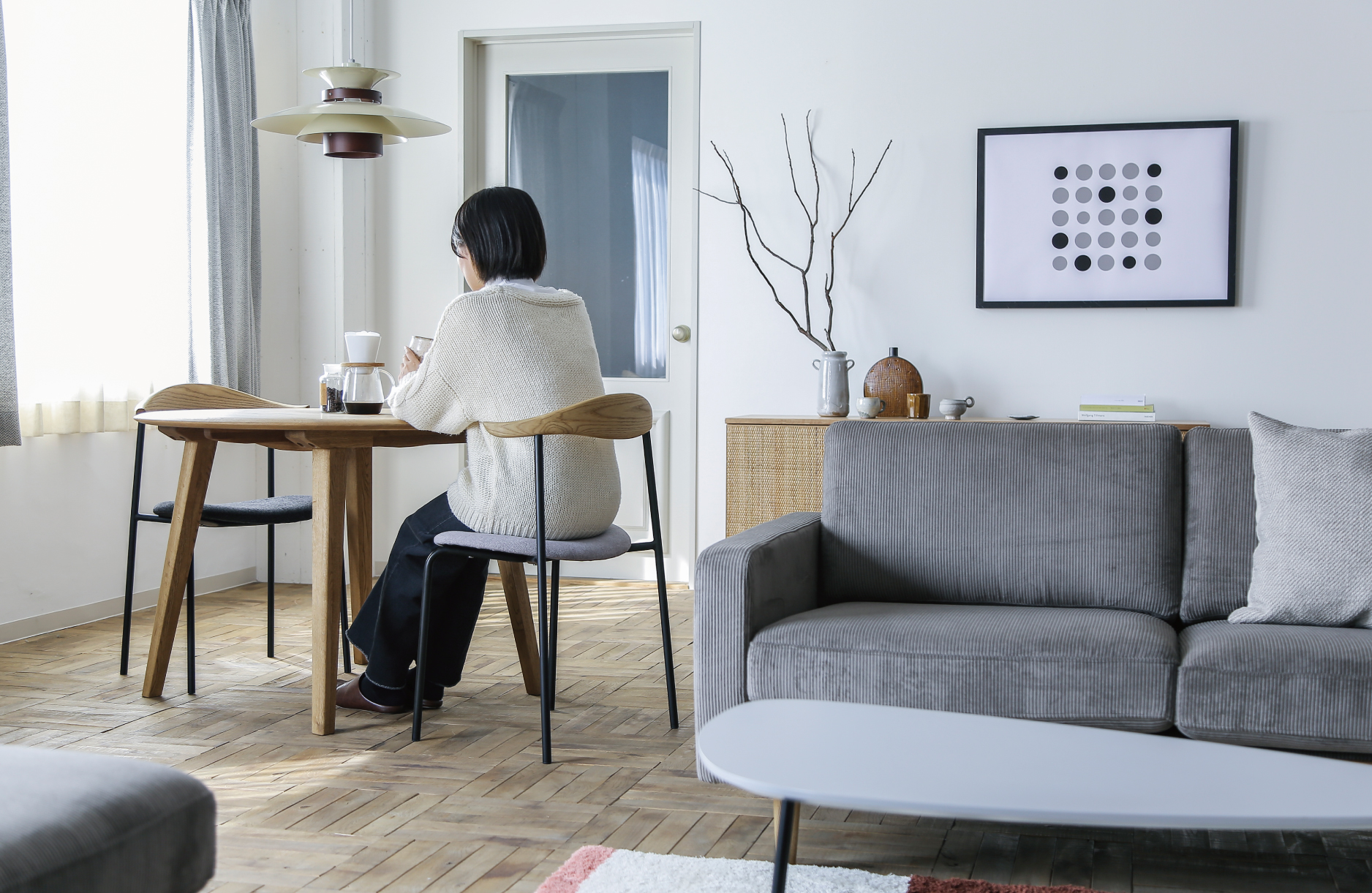 北欧デザインのテーブルとイスの写真