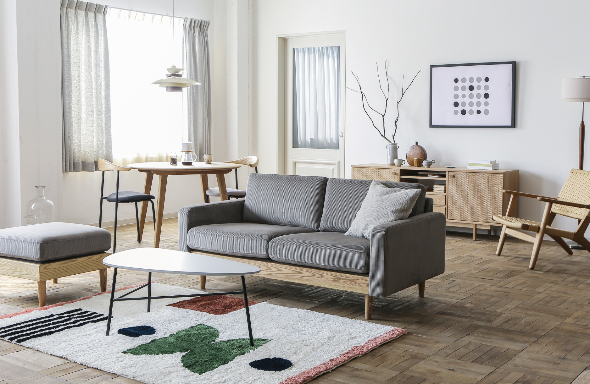 ロボット掃除機が通る高さのグレーのソファの写真