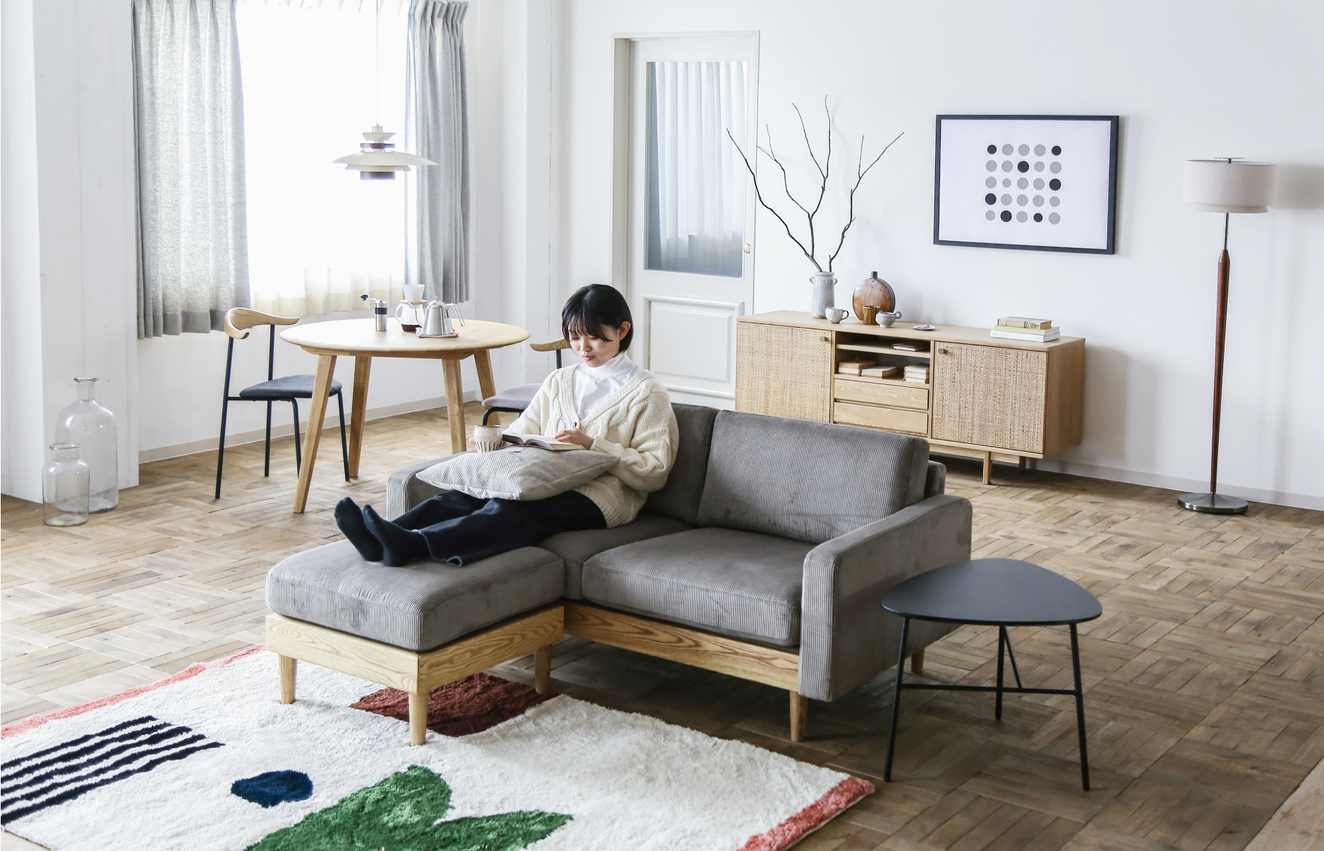 コーデュロイ生地のカウチソファでくつろぐ写真