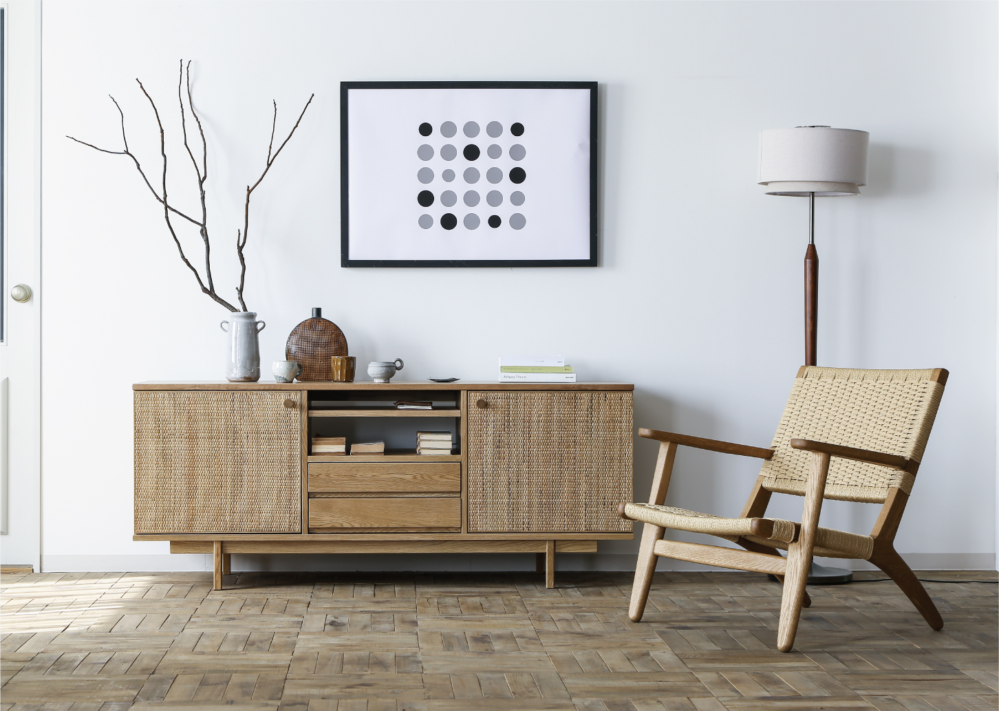 オークカラーの収納家具と椅子の写真