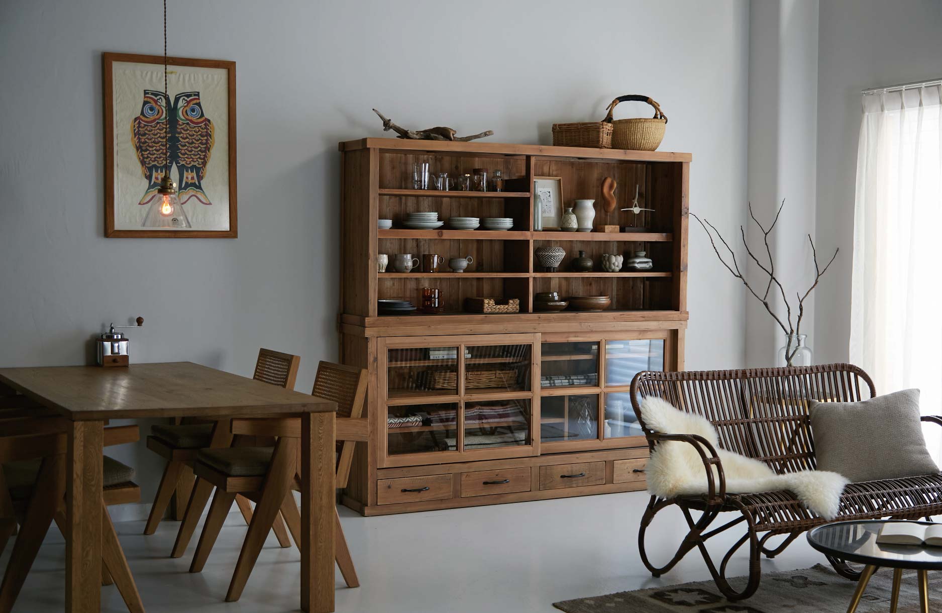 リビングダイニングに置かれたキッチンキャビネットの写真