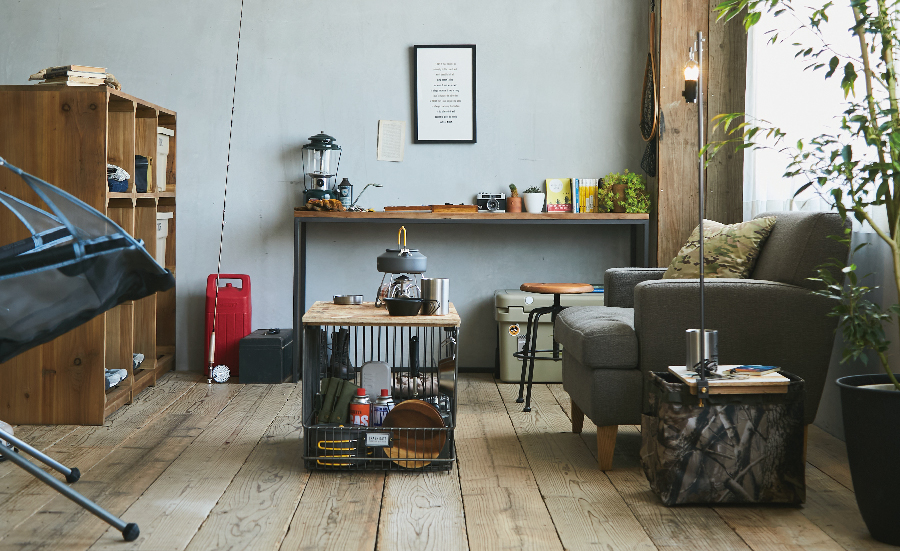 インダストリアルスタイルのリビングの部屋の写真