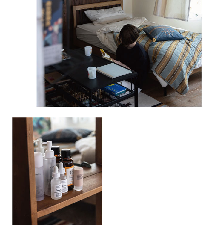 床に座ってくつろぐ読書をする女性の写真