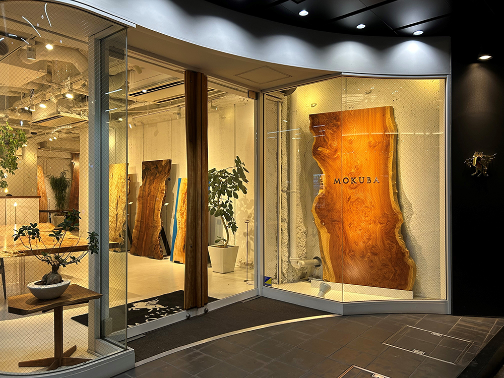 アトリエ木馬の一枚板テーブル展示空間