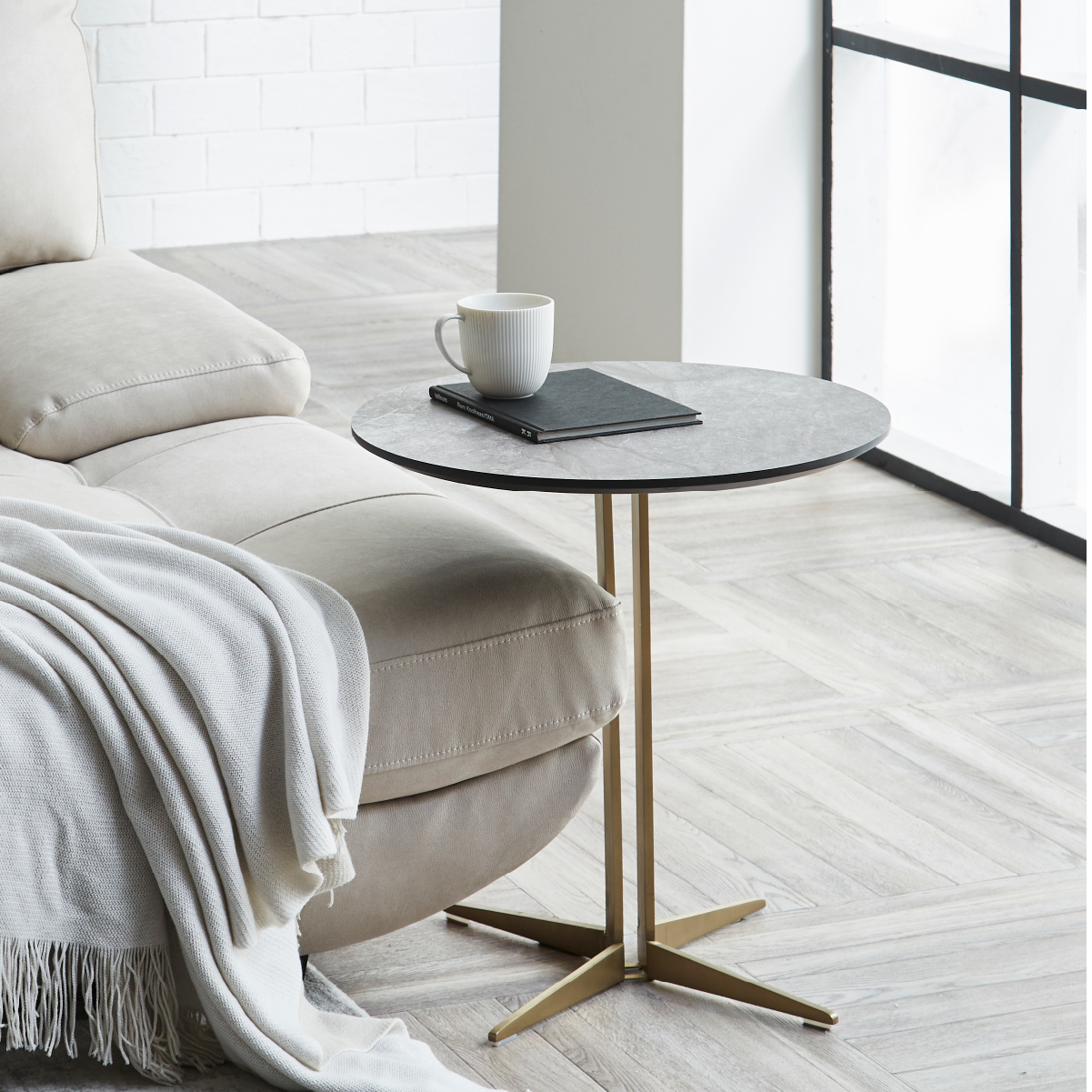 イタレーヌ サイドテーブル ラウンド脚 ｜関家具公式通販サイト