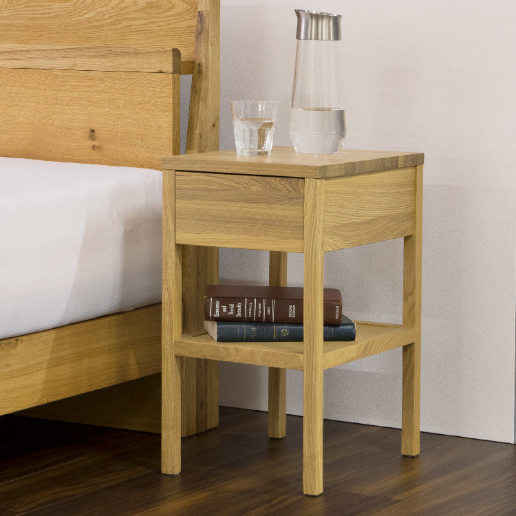 カスト ナイトテーブル