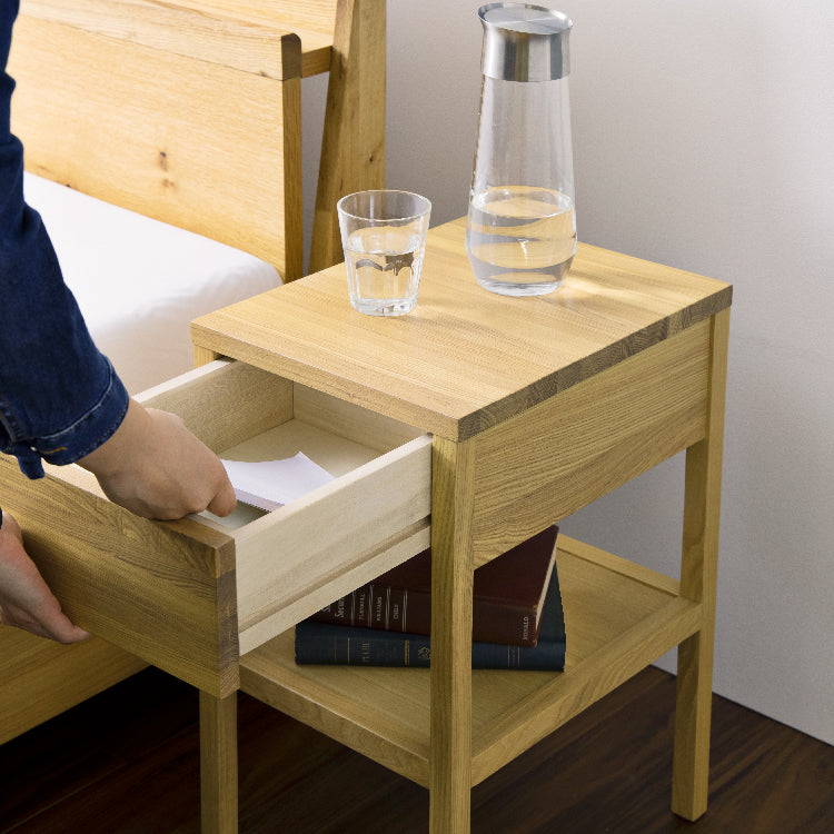 カスト ナイトテーブル