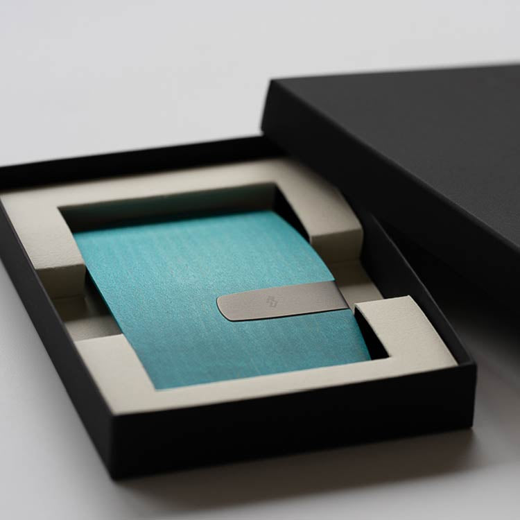 曲木の電子マネークリップ