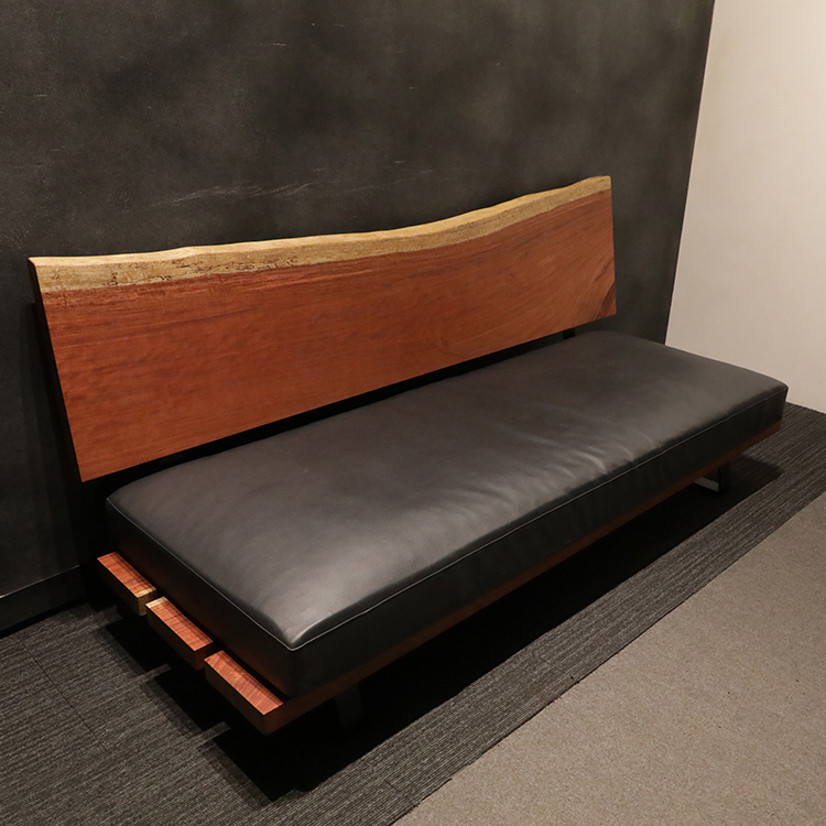 エンゲージソファ　材：ブビンガ　座面：合皮BK